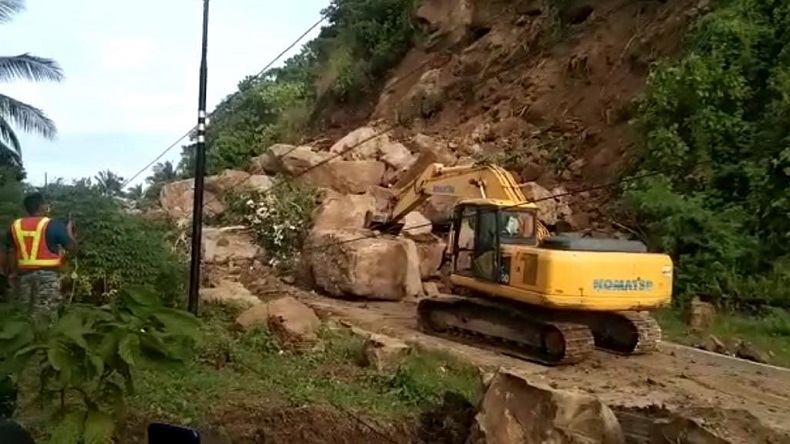 Jalan poros Majene-Mamuju sempat terputus karena tertutup material longsor, Senin (18/1/2021). (Foto: iNews/BNPB)