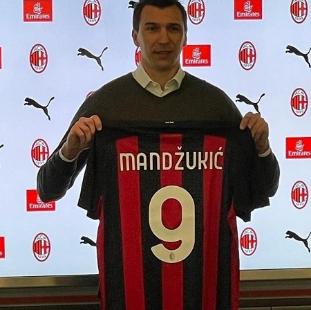 Mandzukic 2 Mario Mandzukic akan mengenakan jersey bernomor 9 di AC Milan. (Foto: AC Milan)
