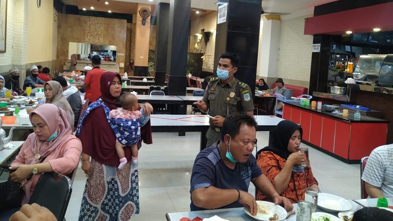 rm basuo disegel satpol pp jambi Petugas Satpol PP saat mendatangi salah satu rumah makan ternama dan favorit keluarga di Kota Jambi. (Foto: Okezone/Azhari Sultan)
