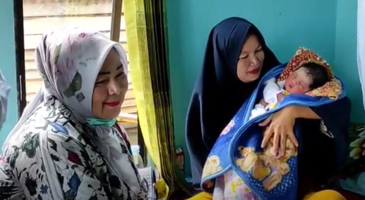 Ernawati warga Banjar Kalsel melahirkan di atas perahu karena rumahnya terendam banjir. (Foto: iNews/Sduardian)