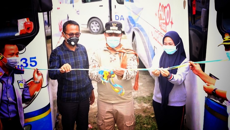 bus damri di luwu utara Wagub Sulsel Andi Sudirman Sulaiman dan Bupati Luwu Utara, Indah Putri Indriani meluncurkan secara resmi operasional bus Damri rute Masamba-Sabbang-Rongkong di Desa Limbong, Kecamatan Rongkong. (Foto: Istimewa)