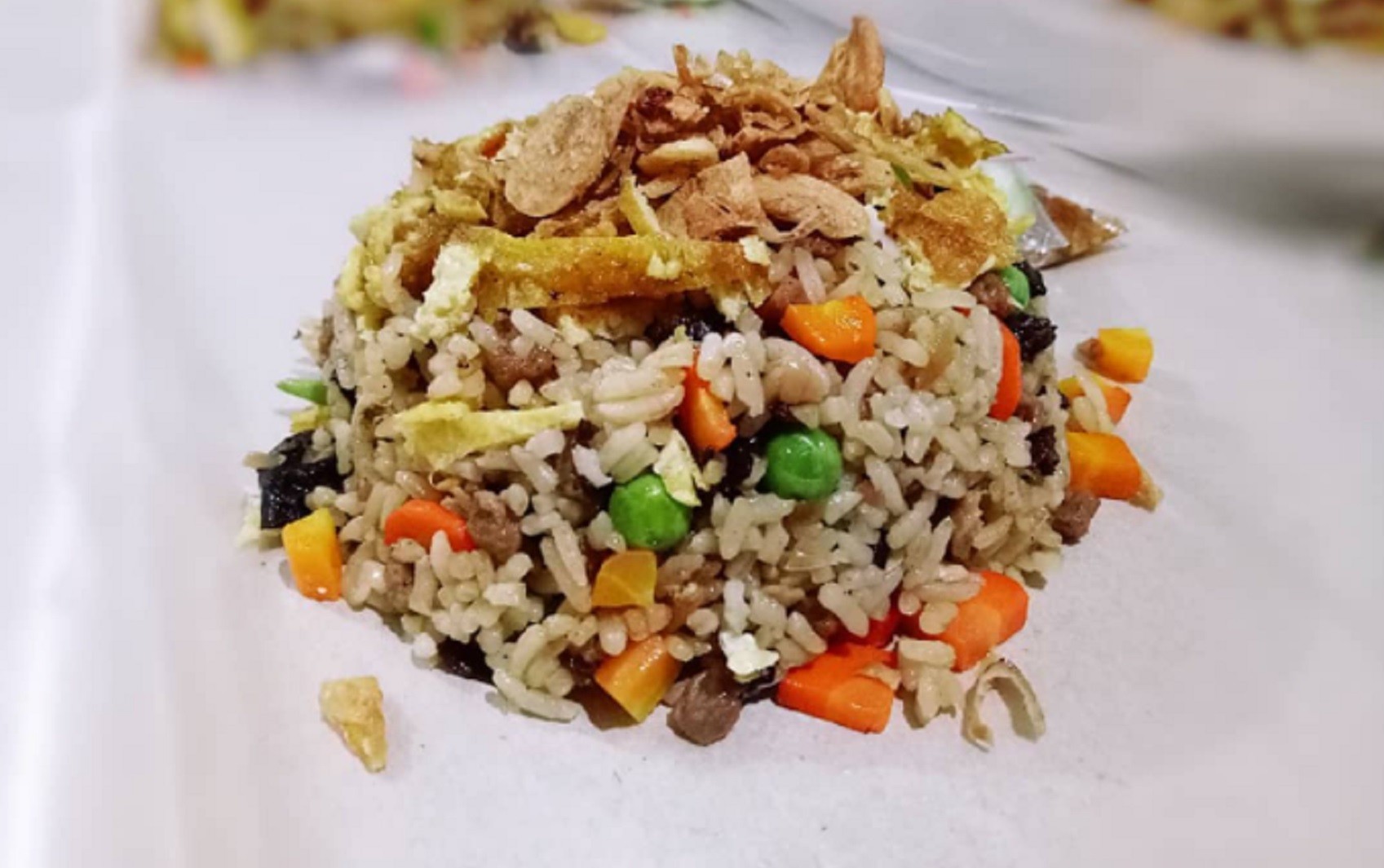 Nasi Goreng Pekerja warung nasi goreng Mbak Yati saat hendak menyajikan nasi goreng ke pembeli. (Foto/Angga Rosa)