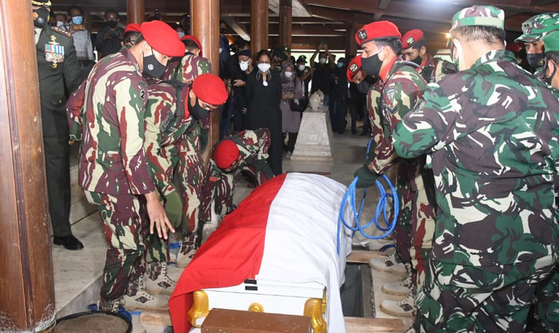 Prosesi pemakaman mantan KSAD Jenderal TNI Purn Wismoyo Arismunandar di Astana Giribangun Karanganyar, Kamis (28/1/2021). (Okezone/Bramantyo)
