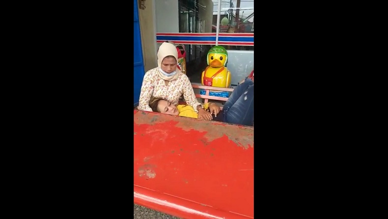 Warga mencoba menenangkan korban Fitri (baju kuning) yang syok setelah sadar telah jadi korban hipnotis. (Foto: iNewsTv/Asep Juhariyono)