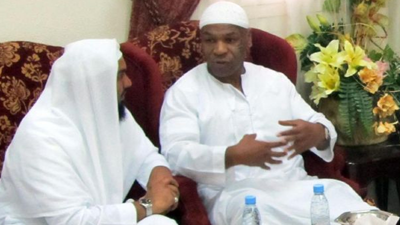 Mike Tyson Mike Tyson (kanan) serius belajar Islam, dan merasa kehidupannya lebih tenang setelah menjadi mualaf. (Foto: AFP)