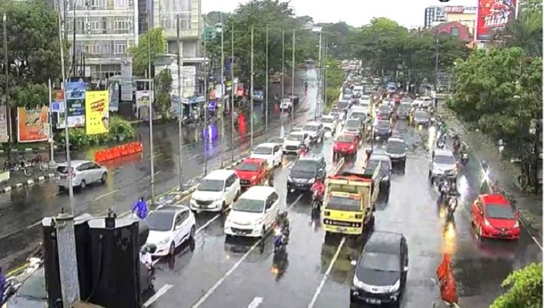 Kondisi lalu lintas di perempatan Pasteur, Kota Bandung, Jabar, dilihat dari kamera CCTV. (Foto: SINDONews/Arif Budianto)