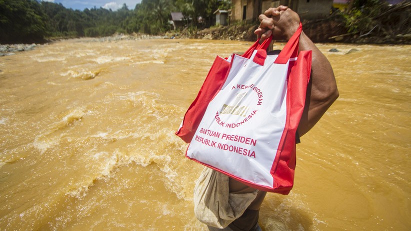 Presiden Joko Widodo mengirim 20.000 paket bantuan untuk korban banjir di Kalimantan Barat. (Antara)
