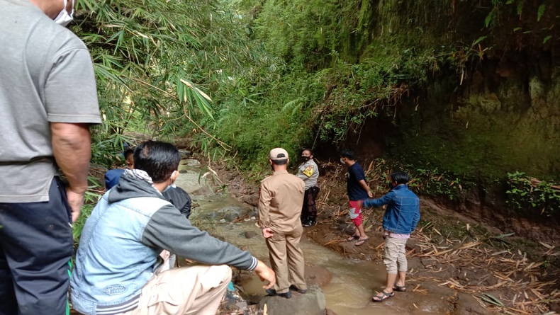 MAYAT BAMBU.JPG Petugas Polres Garut dan Polsek Wanaraja melakukan olah tempat kejadian perkara (TKP) di lokasi penemuan jasad perempuan. (Foto: Subbag Humas Polres Garut)