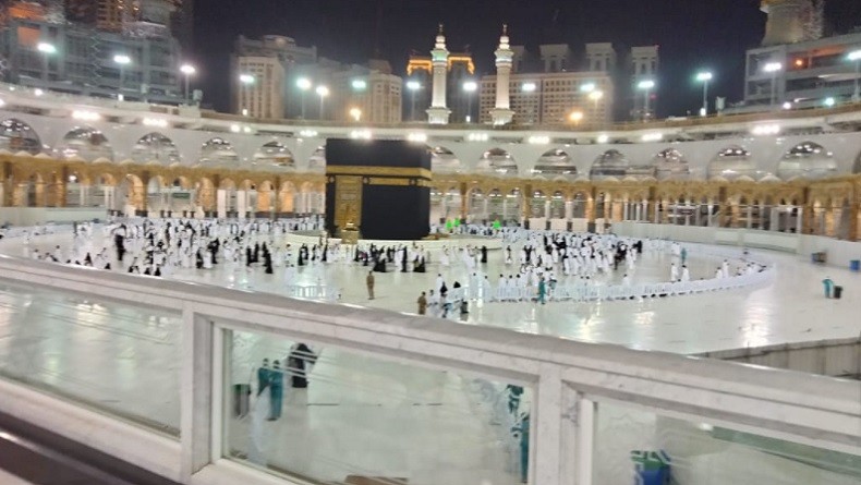 Arab Saudi Larang Masuk Warga 20 Negara, Suasana Tawaf Sekitar Kakbah Lengang