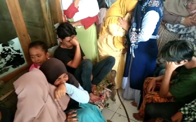 Kerabat dan teman almarhum Weni Tania menangis. (Foto: iNewsTv/Ii Solihin)