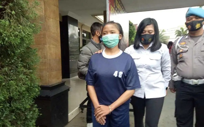 JANDA CURI MOTOR1.JPG Tersangka DRU, janda anak satu, ditangkap polisi karena terlibat pencurian motor. (Foto: Humas Polresta Bandung)