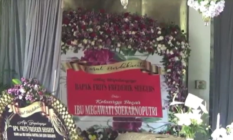 Berduka, Dewi Soekarno Ikuti Proses Kremasi Menantu di ...