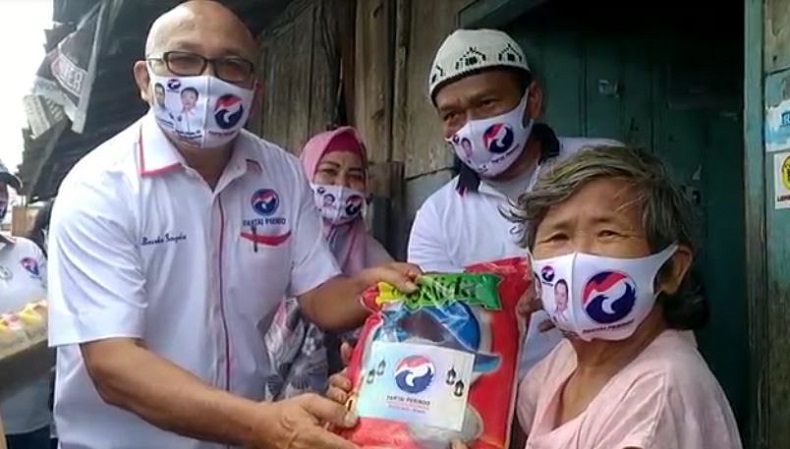 Pengurus DPW Partai Perindo Jambi Pengurus DPW Partai Perindo Jambi membagikan sembako kepada warga Tionghoa kurang mampu yang akan merayakam Imlek di Kota Jambi, Senin (8/2/2021). (Foto: iNews/Adrianus Susandra)