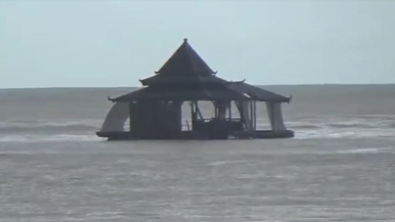 masjid di pacitan terbawa banjir ke tengah laut2 Penampakan bangunan masjid di Pacitan, Jawa Timur, yang hanyut terbawa arus banjir hingga ke tengah laut, Rabu (10/2/2021). (Foto: iNews/Ahmad Subekhi)