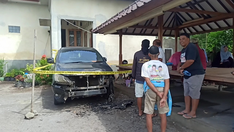 mobil dibakar otk di lombok timur Kondisi mobil korban yang dibakar OTK, Rabu (10/2/2021) dini hari. (Foto: iNews/Ramli Nurawang)