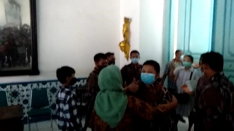 Dua Putri Raja Akhirnya Keluar Keraton Solo2 Suasana haru terlihat setelah dua putri keturunan Pakubuwono XII dan Pakubuwono XIII dan tiga abdi dalem keluar dari dalam Keraton Solo, Sabtu (13/2/2021). (Foto: Okezone/Bramantyo)
