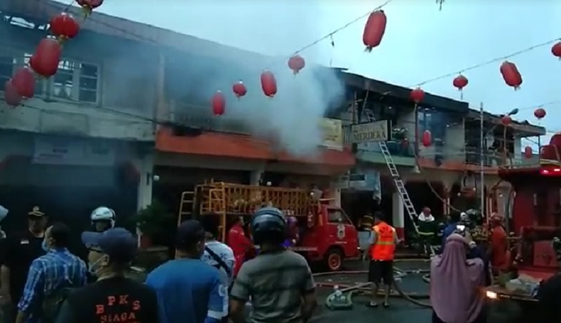 Kebakaran Ruko Singkawang 2 Ruko di Jalan Diponegoro, Singkawang ludes terbakar, Jumat (19/2/2021) pagi. Tiga orang terluka dievakuasi ke RS Vincentius. (Foto: iNews.id/Uun Yuniar)