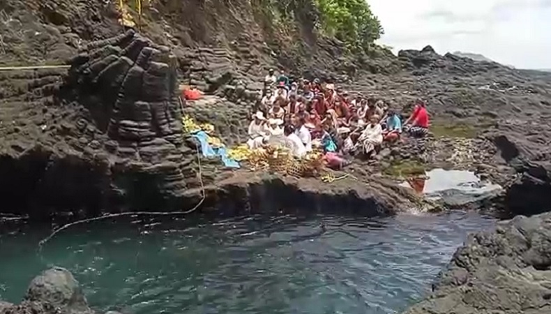 Upcara Adat Pantai Mimba Keluarga pemancing hilang di Pantai Mimba Karangasem, Bali menggelar upacara adat, Kamis (18/2/2021). (Foto: iNews.id/Yunda Ariesta)