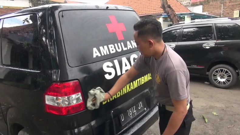 Bripka M Fathurrozi, Bhabinkamtibmas Bripka M Fathurrozi, Bhabinkamtibmas Polresta Sidoarjo membersihkan mobil pribadinya yang disulap jadi ambulans untuk melayani warga Desa Krembangan Taman, Kabupaten Sidoarjo. (Foto: iNews/Pramono Putra)