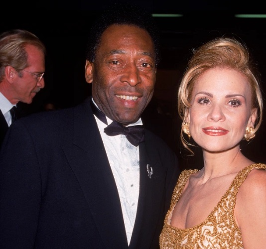 Pele dan istri kedua Pele bersama istri keduanya, Assiria Lemos Seixas. (Foto: The Sun)
