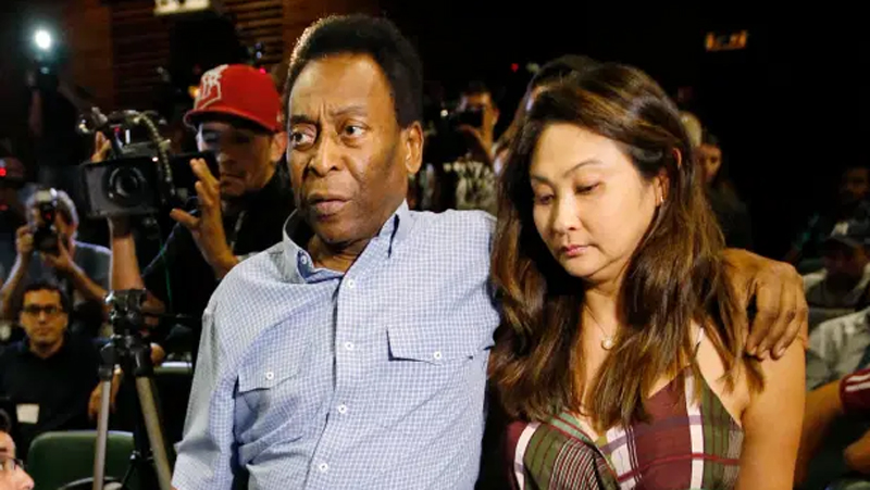 Pele dan istri ketiga Kini, Pele tinggal di Sao Paolo bersama istri ketiganya, Marcia. (Foto: The Sun)