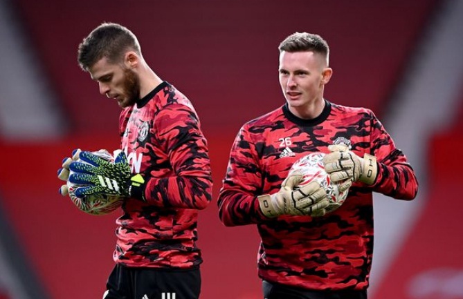 David De Gea dan Dean Henderson Manchester United (MU) galau. Mereka ingin menjual salah satu kiper, antara David De Gea atau Dean Henderson. (Foto: Mirror)