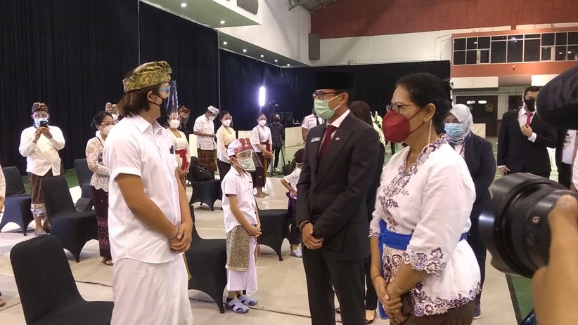 22 Mpi Pelepasa Jenazah 4 Menparekraf Sandiaga Uno mengucapkan duka cita kepada keluarga almarhum I Gede Ardika. (Foto: Arif Budianto)