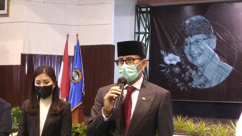 MENPAREKRAF SANDIAGA1.JPG Menparekraf Sandiaga S Uno dan Wamenparekraf Angela Tanoesoedibjo hadir pada upacara pemakaman mantan Menteri Pariwisata I Gede Ardika di Gedung Sport & Convention Hall STP, Jalan Setiabudi, Kota Bandung, Senin (22/2/2021). (Foto: Arif Budianto)