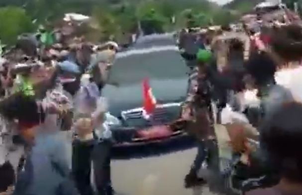 Video Viral Emak-Emak di Sumba Adang Mobil Jokowi Hingga Jatuhkan Motor Paspampres - iNews