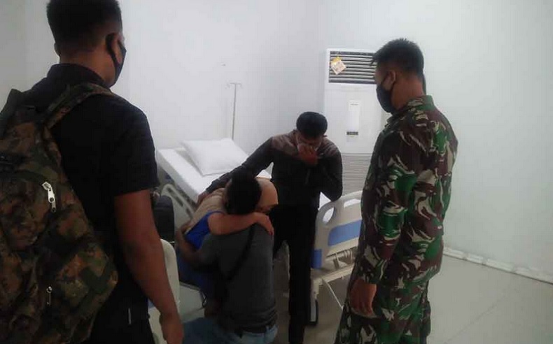 Bunuh Diri Wisma Atlet 2 Dua prajurit TNI AU mengagalkan seorang pasien Covid-19 di Wisma Atlet Kemayoran yang hendak bunuh diri loncat dari lantai 20. (Foto: Istimewa)