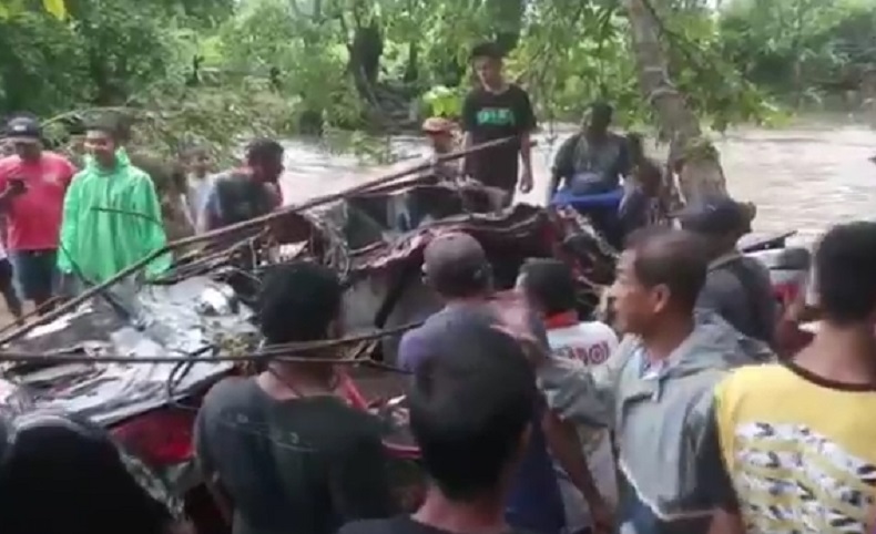 Mobil hanyut sumbawa 2 Mobil hanyut terbawa banjir di Sumbawa, NTB, Selasa (23/2/2021). Pengemudi mobil hilang diduga terseret arus. (Foto: iNews/Suherlan)