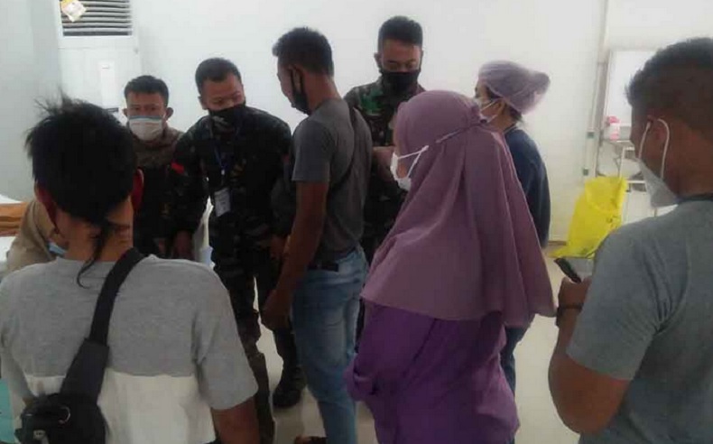 Pasien Covid b1li Dua prajurit Paskhas TNI AU mengagalkan seorang pasien Covid-19 di Wisma Atlet Kemayoran yang hendak bunuh diri loncat dari lantai 20. (Foto: Istimewa)