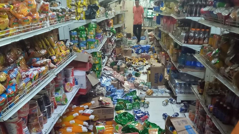 gempa bumi labuha malut Barang-barang berjaatuhan dari rak salah satu supermarket di Bacan, Kabupaten Halmahera Selatan, Provinsi Malut, saat gempa bumi terjadi Jumat malam (26/2/2021). (Foto: iNews/Ismail Sangaji)
