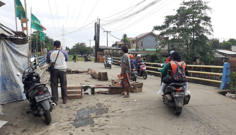 Jembatan Di Cipinang Melayu Ambruk Warga Khawatir Timbulkan Banjir