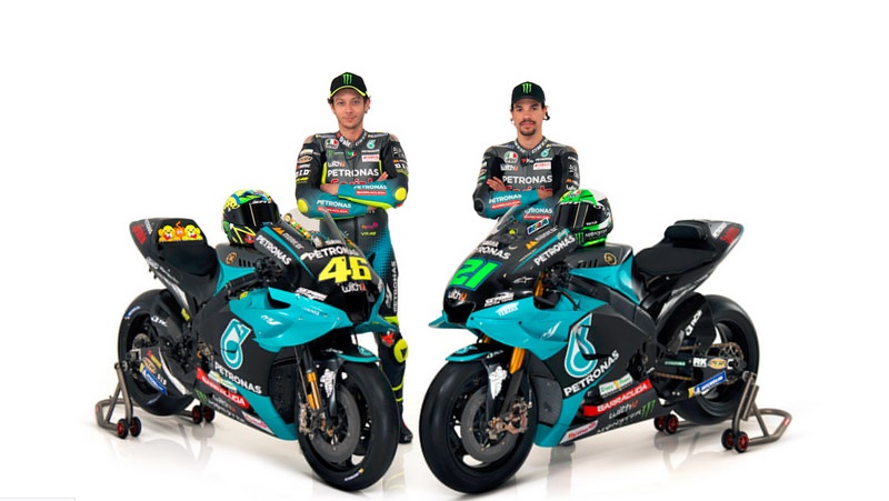 Valentino Rossi Franco Morbidelli Valentino Rossi (kiri) akan berduet dengan Franco Morbidelli di Petronas SRT Yamaha pada MotoGP 2021. (Foto: Twitter @sepangracing)
