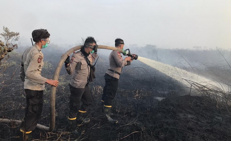 Anggota Polda Kalbar berusaha memadamkan kebakaran hutan dan lahan tahun 2021. (Foto: Polda Kalbar)
