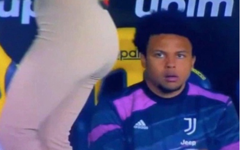 Weston McKennie Weston McKennie tertangkap kamera sedang asyik menatap bokong presenter seksi Diletta Leotta (Foto: Juvefc)