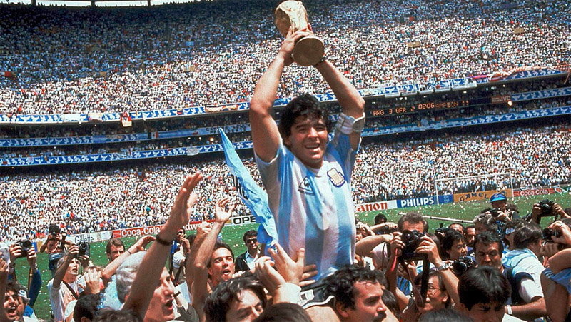 Kapten Timnas Argentina Diego Maradona mengangkat trofi Piala Dunia 1986. (Foto: Sportsnet)