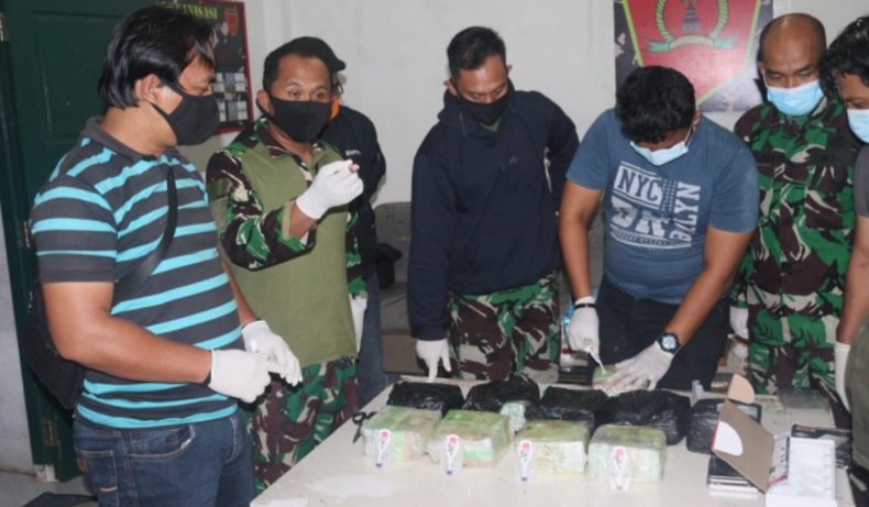 Sabu Perbatasan 2 Satgas Pamtas 462/Kapuas menemukan 10 kilogram sabu di perbatasan RI-Malayia di Aruk, Kabupaten Sambas, Kalimantan Barat, Selasa (8/3/2021) malam. (Foto: istimewa)