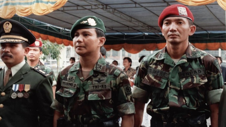 Sjafrie Prabowo Potret lawas Letjen TNI (Purn) Sjafrie Sjamsoeddin mengenakan Baret Merah Kopassus mendampingi Prabowo Subianto. (Foto: Instagram/IAM)