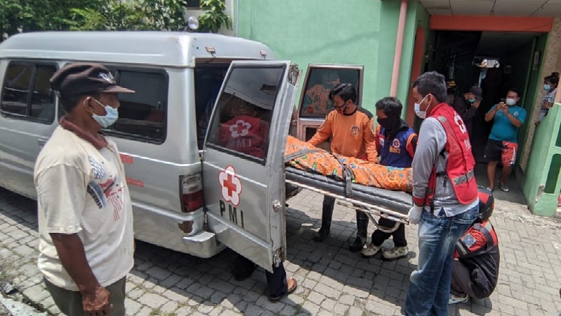 Petugas PMI mengevakuasi jenazah Indah Kusaeni (30) di sebuah rumah kos di Lingkungan Panggreman Kelurahan/Kecamatan Kranggan, Kota Mojokerto untuk dikebumikan. (Foto: SINDOnews/Tritus Julan)