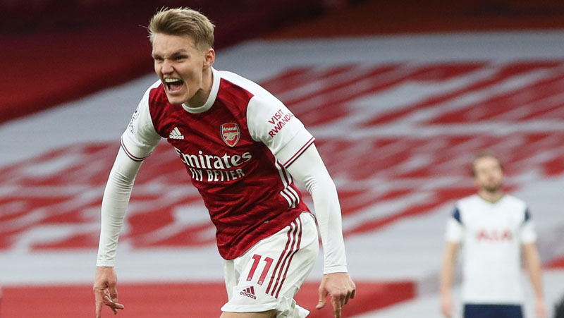 Odegaard Arsenal Gelandang Arsenal Martin Odegaard merayakan golnya ke gawang Tottenham Hotspur pada lanjutan Liga Inggris di Emirates Stadium, Minggu (14/3/2021). (Foto: REUTERS)