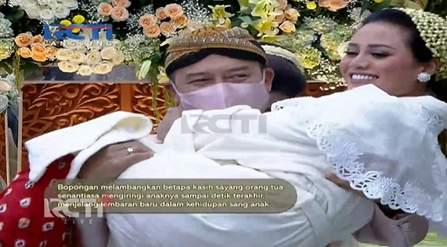  Anang  Hermansyah Menangis dan Cium Aurel  di Acara Siraman 