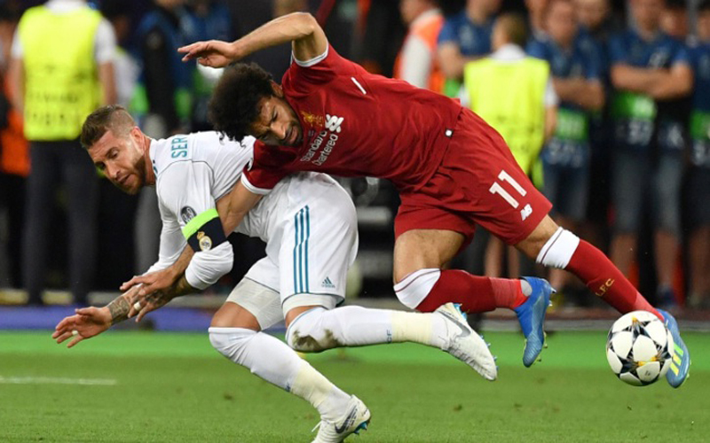 Kapten Real Madrid Sergio Ramos dan striker Liverpool Mohamed Salah berebut bola pada final Liga Champions 2017/2018. (Foto: Sky Sports)