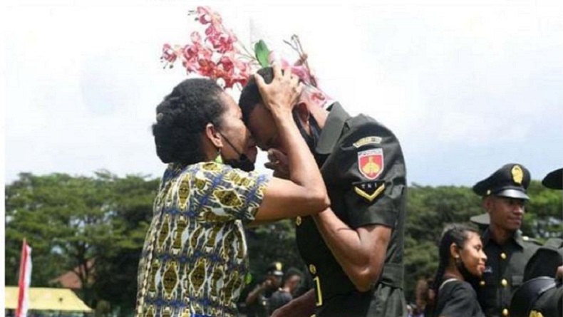 Bintara TNI Otsus Papua Suasana hari mewarnai pelantikan Bintara TNI Otsus Orang Asli Papua. (foto: Istimewa)