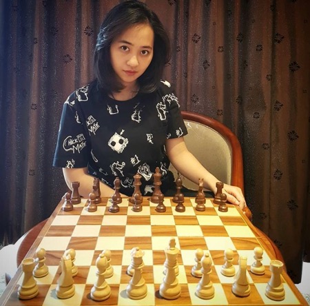Chelsie M Chelsie Monica dalam rambut pendek
