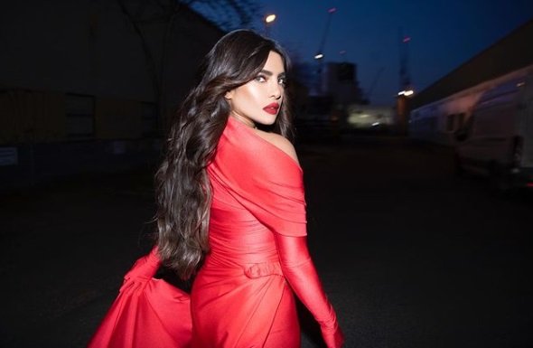Priyanka Copra Priyanka Copra saat mengenakan busana merah. (Foto: IG)
