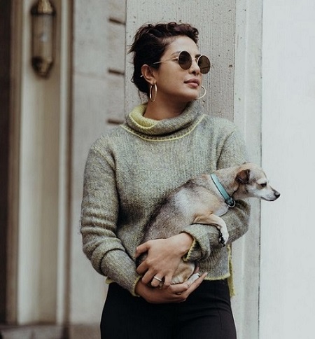 Priyanka rajut Priyanka dengan atasan bahan rajut. (Foto: IG)
