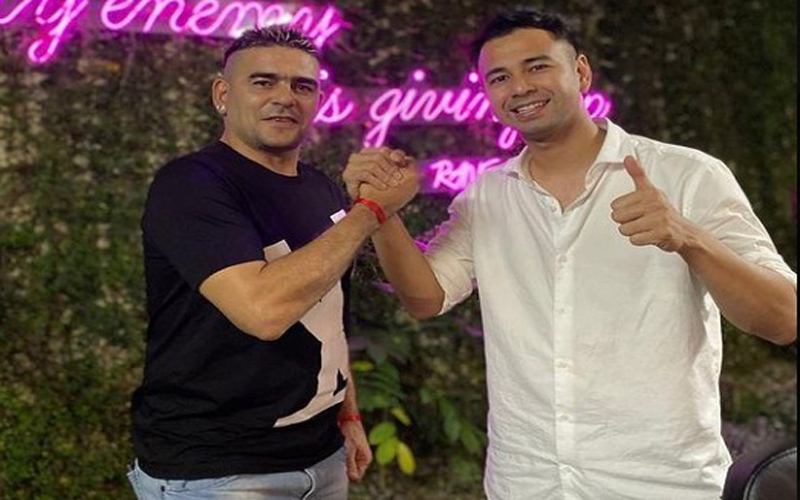 Mantan striker Timnas Indonesia Cristian Gonzales foto jabat tangan dengan selebritis Tanah Air, Raffi Ahmad. (Foto: Instagram)