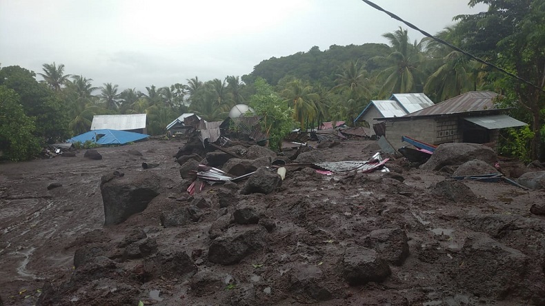 Banjir bandang di Flores Timur Banjir bandang di Flores Timur merusak puluhan rumah warga. (Foto: Istimewa).